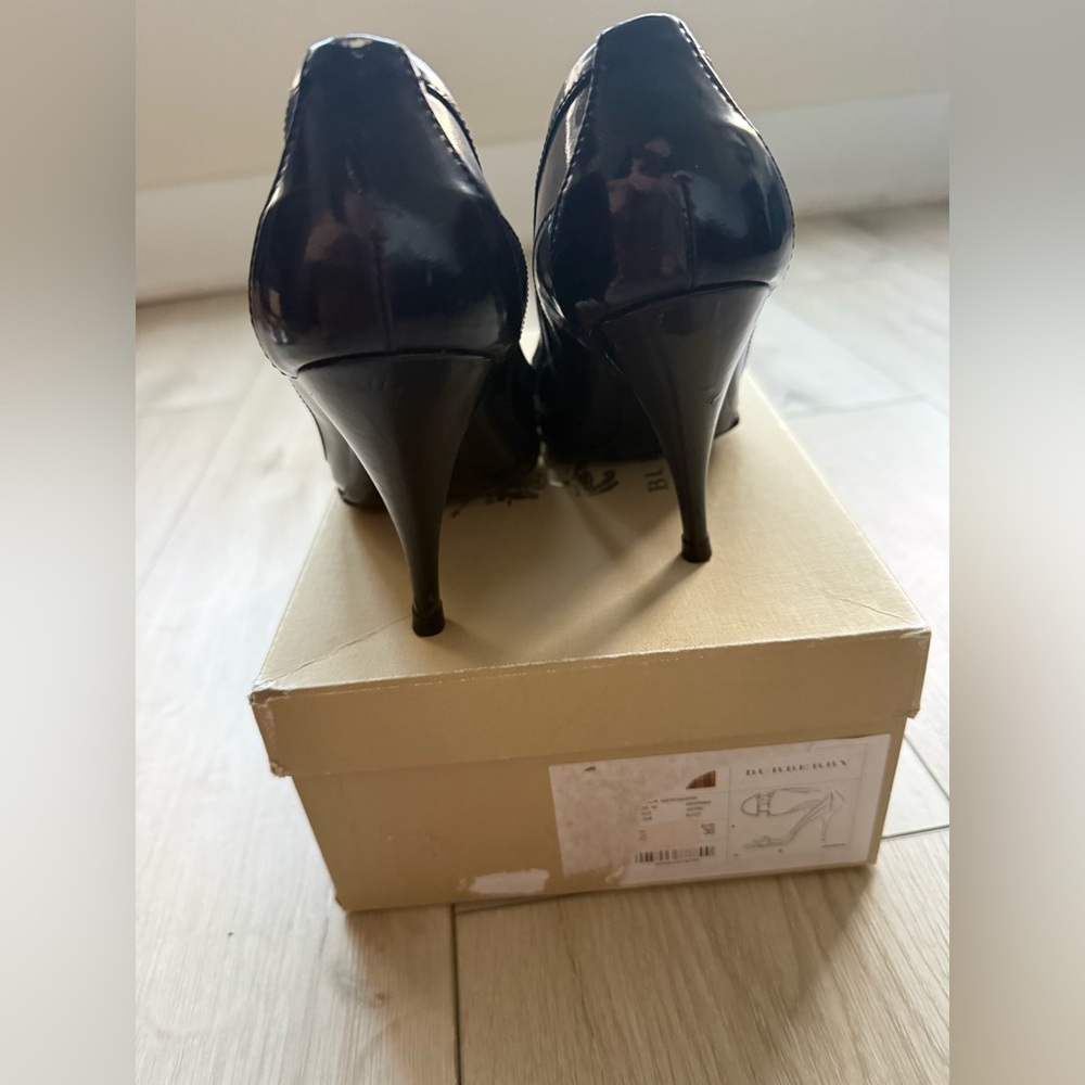 Burberry Black Patent Leather Pumps with Check Buckle. Size 36 - Picture 7 of 9